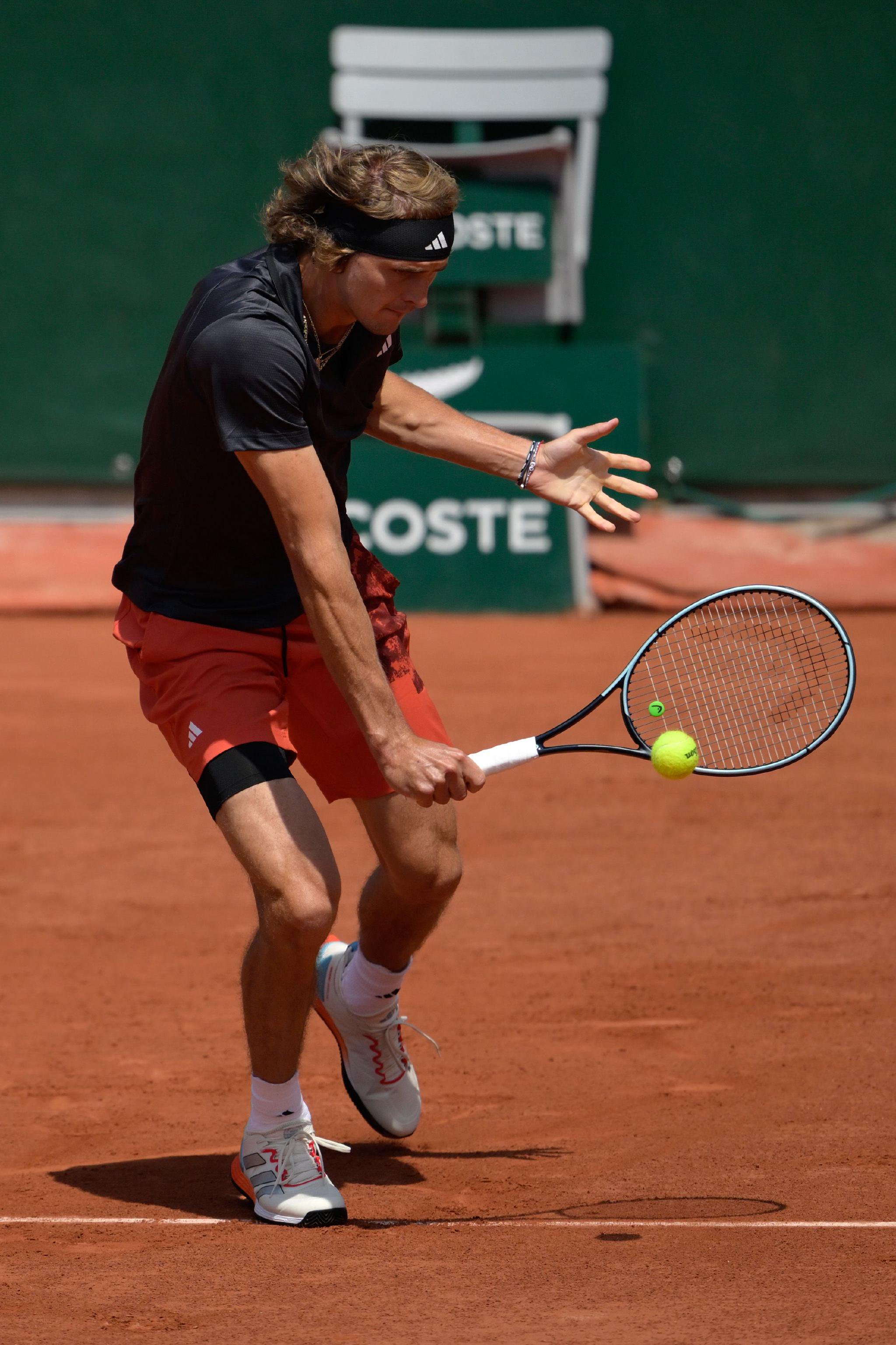 IM体育下载-欧洲网球队完胜世界网球队，兹维列夫统治全场的简单介绍