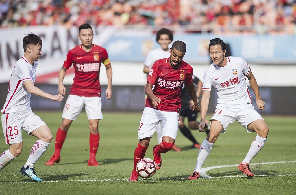 IM体育官网入口-广州恒大主场惊险逆转天津泰达，豪取三分的简单介绍